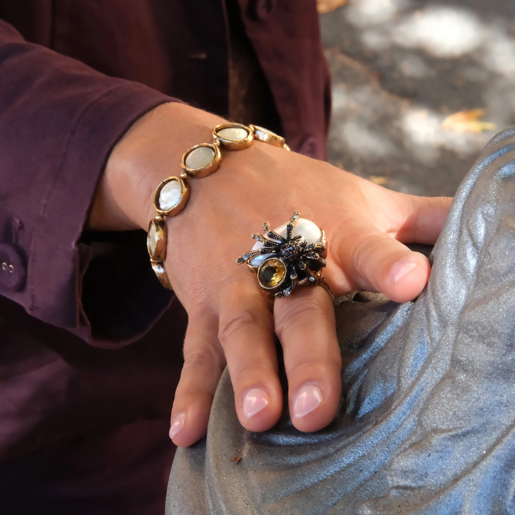 Pozłacany pierścionek z tarantulą na masie perłowej. KOSMATE MYŚLI