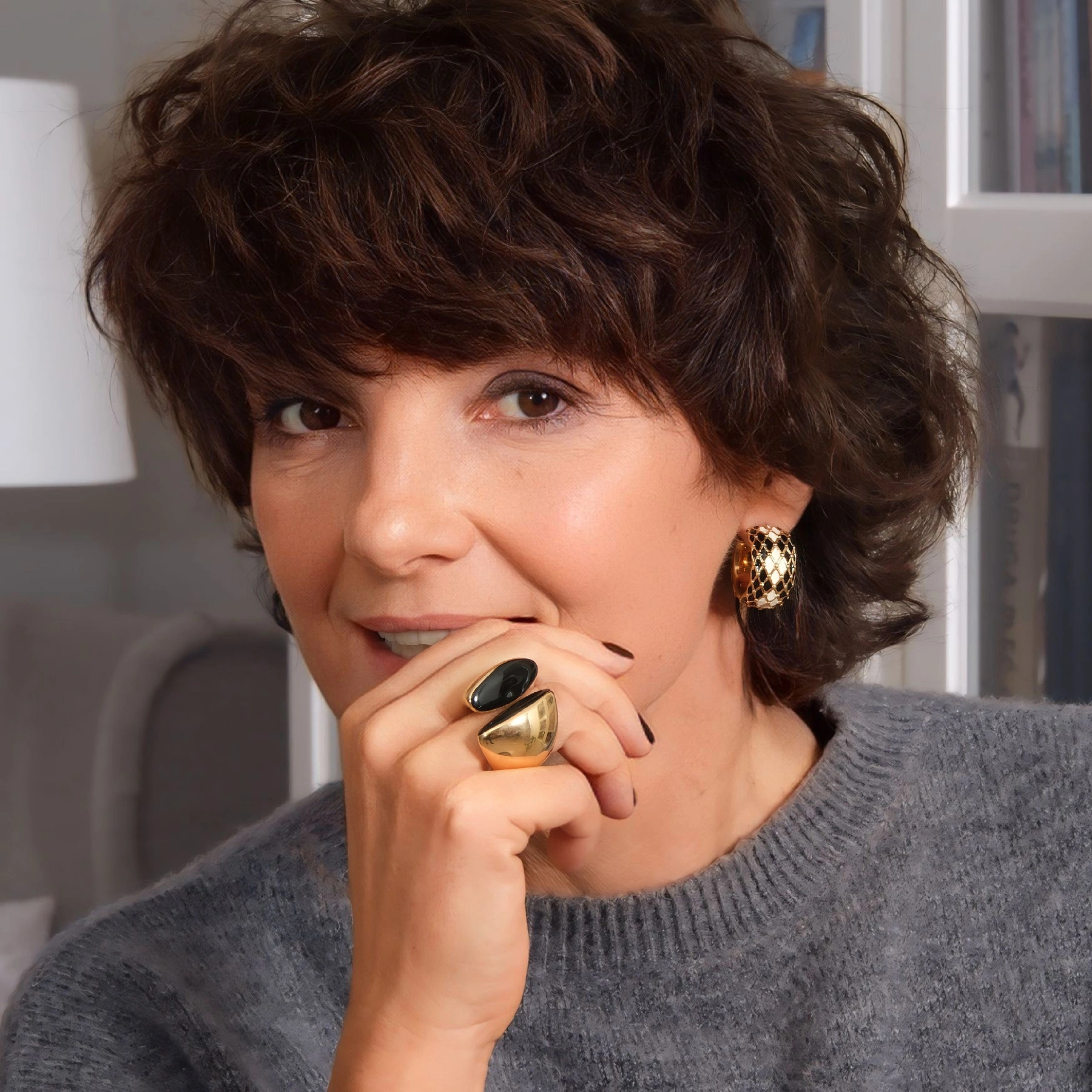 Złocony pierścionek w emalii w kolorze czerni. DOBRE SERCE