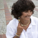 Krótki naszyjnik z zielonych koralików i białych perełek. NOIA