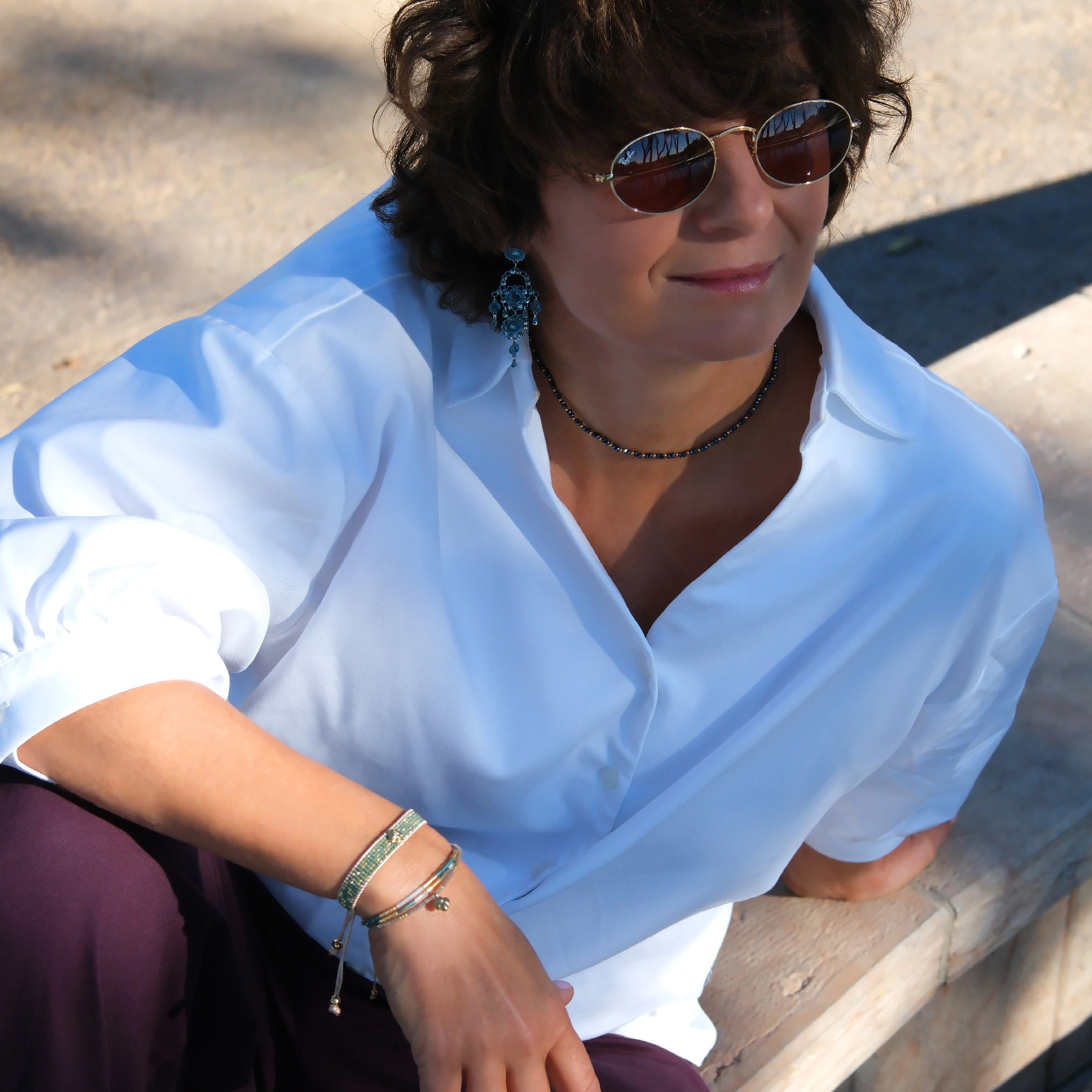 Krótki naszyjnik z granatowych koralików i złoconych kulek. ARCOS DE LA FRONTERA