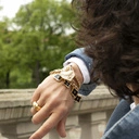 Złocona bransoletka z czarnymi kwiatkami na łańcuchu. LETNIA INSPIRACJA