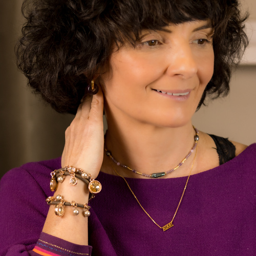 ESTOY CAMBIANDO. Pulsera de cuero con colgantes