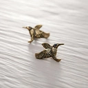 Małe kolczyki wkrętki kolibry w locie z szafirami. KOBIETA DELIKATNA