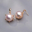 Złocone kolczyki ze szklanymi perałmi w różu w koronie. MUZYKA W SŁOŃCU