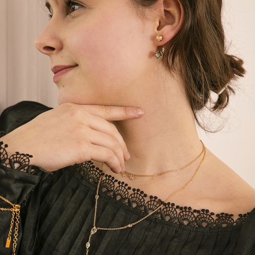 CÁLIDO - FRÍO. Pendientes debajo de la oreja