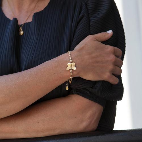 A nad nią lata motylek. Bransoletka na łańcuszku