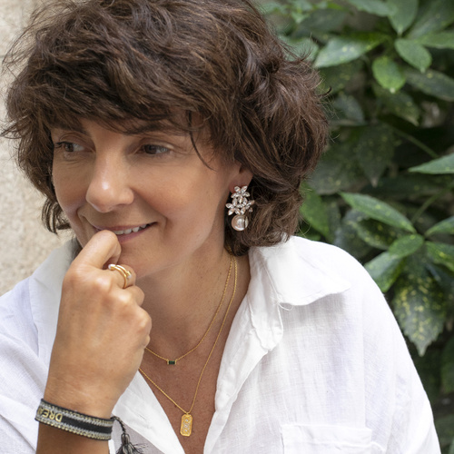 CON AGRADECIMIENTO. Un anillo delicado con bolas blancas.