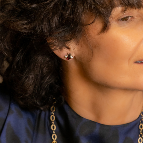 MOSCAS CON GRANATE. Pendientes tachuelas