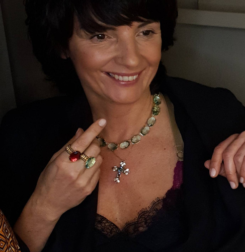 Wiosną soczyście. Pierścionek z oczkiem w bordowym kolorze