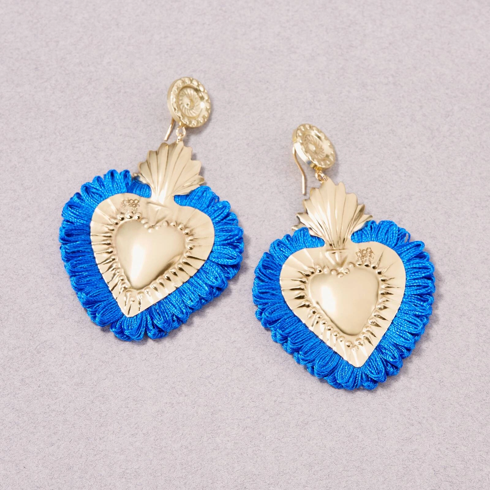 Pozłacane kolczyki serca z błękitnymi frędzelkami. MACALDA DI SCALETTA