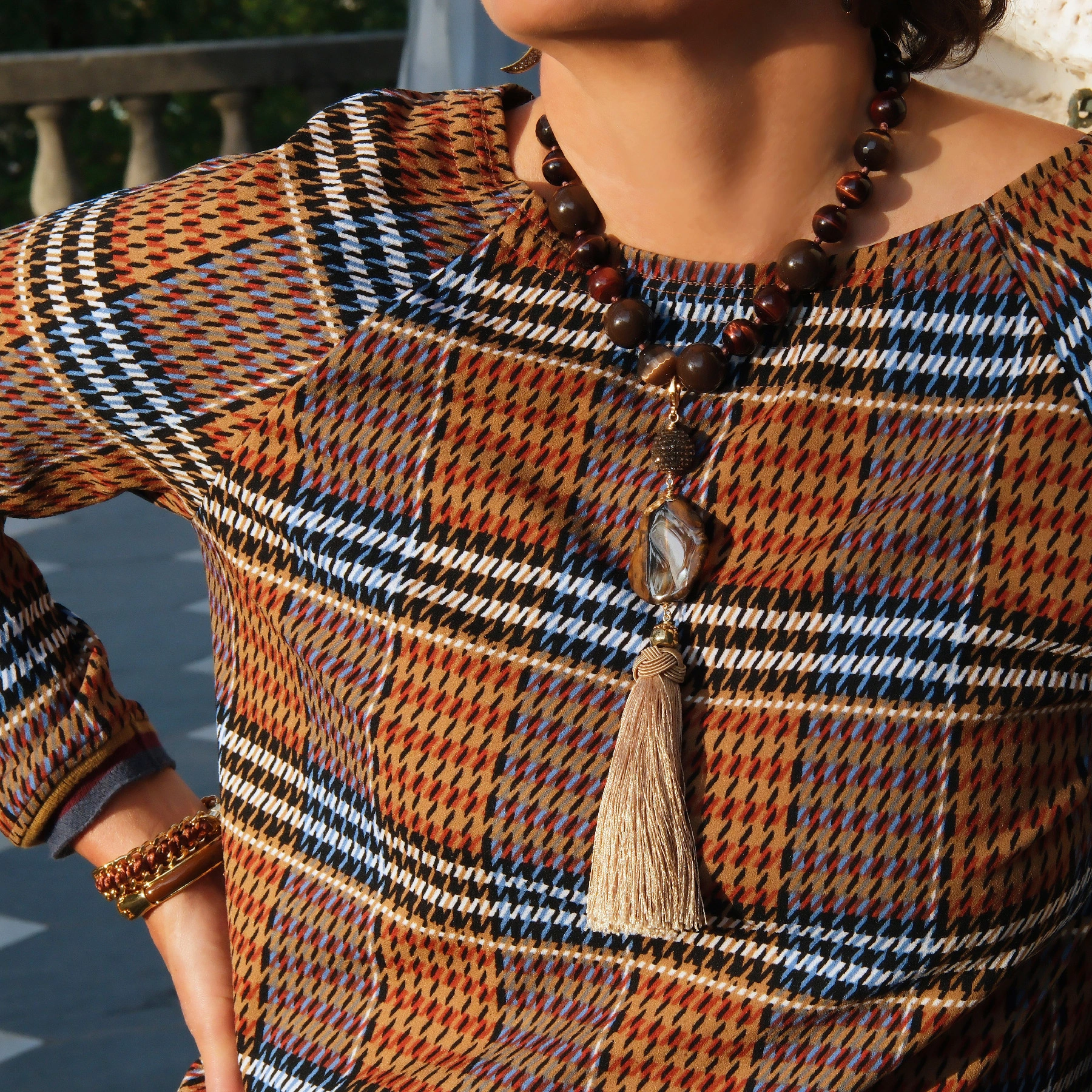 Złocona bransoleta z dekorem z akrylu w kolorze mokka. CAFE MOCCA