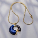 Złocony wisior z emaliowaną na granat i brąz zawieszką. GIULIA