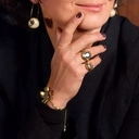 Złocona bransoletka z kwiatem z czarnymi kryształkami. CZARNY KWIAT