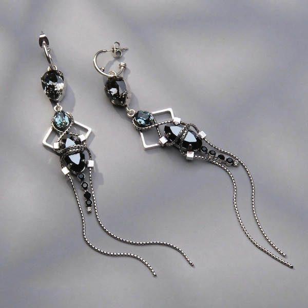 Srebrzone kolczyki z czarnymi i szarymi kryształami. HACZYKI Z GALAKTYKI