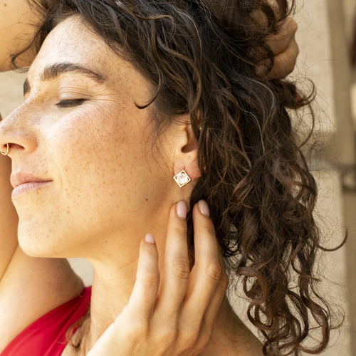 Średniej wielkości kolczyki sztyfty z kryształkiem. BŁYSK RADOŚCI