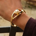 Sztywna złocona bransoletka z perłą słodkowodną. KANON PIĘKNA