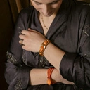 Drobne kolczyki wiszące z pozłacanymi ogniwami. OBWARZANKI