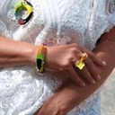 Pozłacany wisior z zawieszką z kolorowym tukanem. KOLORY RADOŚCI