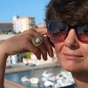 Regulowany pierścionek z ażurowym dekorem i perłą. DOTYK MGŁY