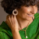 Pozłacany naszyjnik łańcuch zakończony okazałą perłą. ZAPAMIĘTASZ