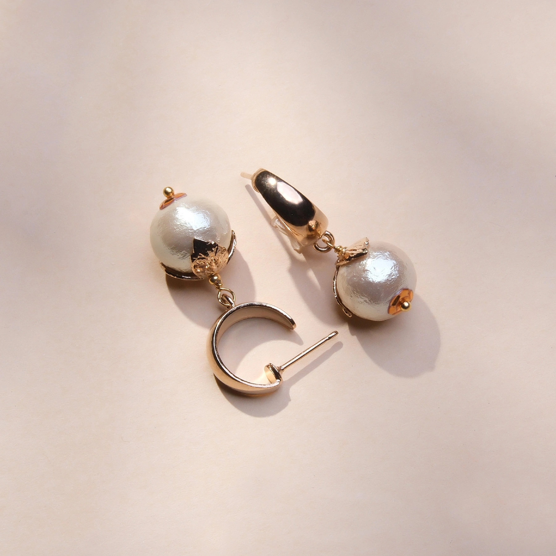 Złoocne kolczyki z zawieszką z małym perłowym koralikiem. GOTOWE NA WSZYSTKO