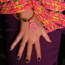 Złocona bransoletka z różową zawieszką z drzewem. RÓŻOWY SAD