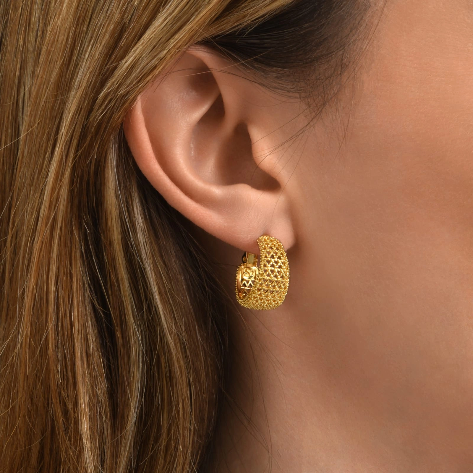 Złocone kolczyki w formie szerokich ażurowych okręgów. CUDOWNA LEKKOŚĆ