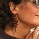 Kolczyki z motywem kwiatów z kryształami w tonie cabernet. LOT ANIOŁA