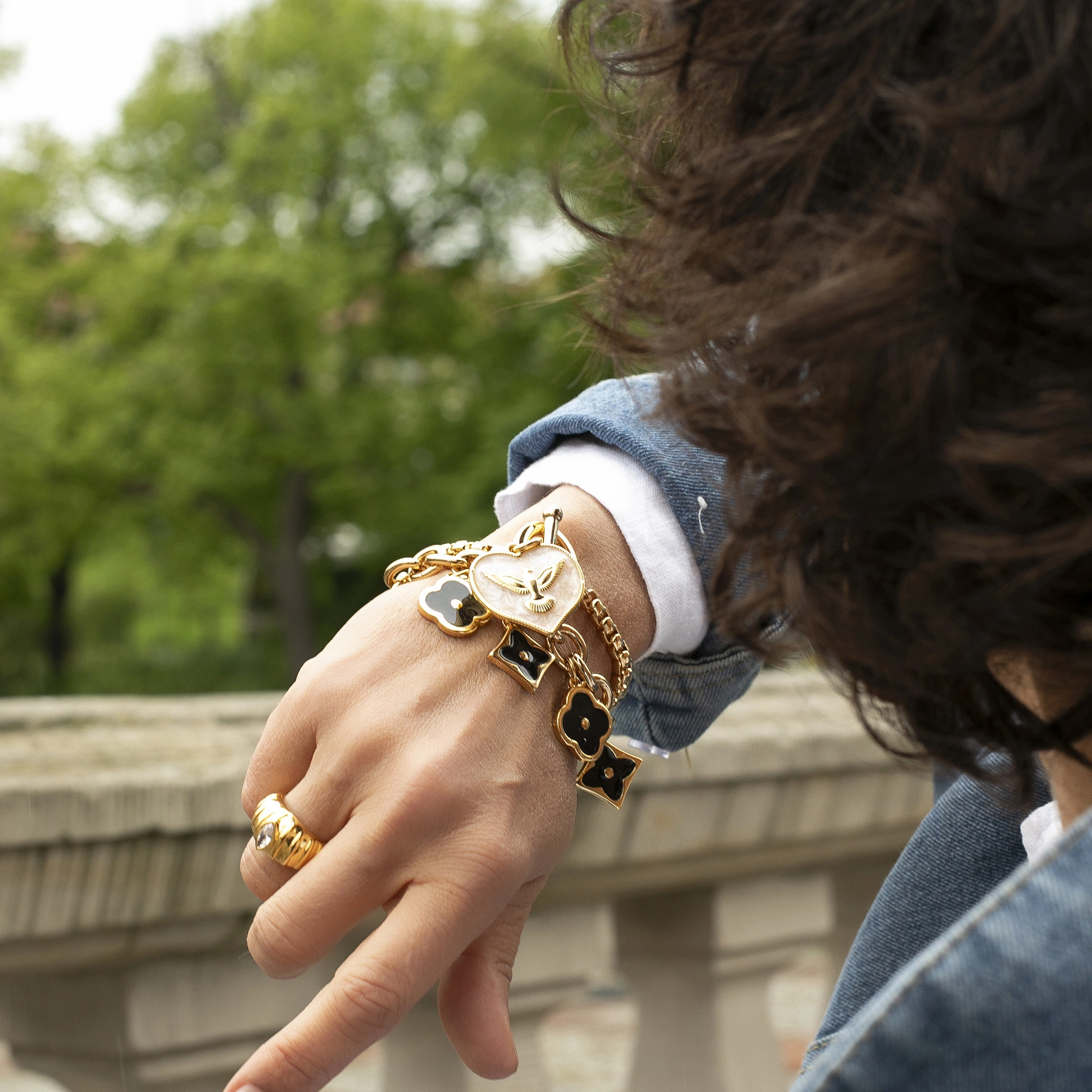 Złocona bransoletka łańcuch z sercem z motywem gołębicy. SERCE NA DŁONI