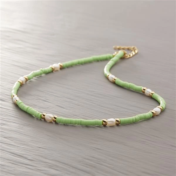 Krótki naszyjnik z zielonych koralików i białych perełek. NOIA