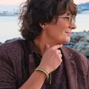 Pozłacana nausznica w formie okręgu z kryształkami. ALPHA