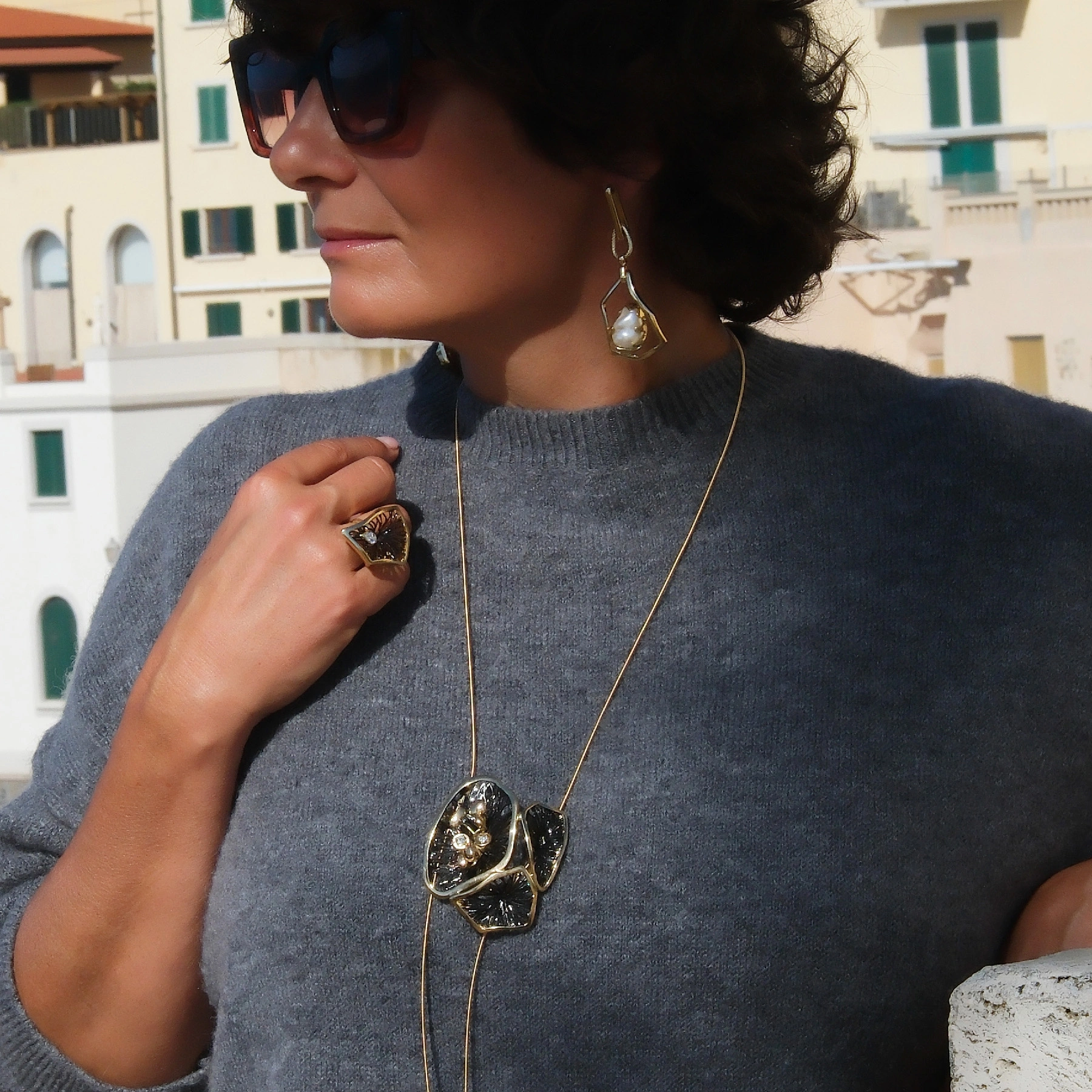 Regulowany pierścionek z ażurowym czarnym dekorem. PRZELOTNY ROMANS