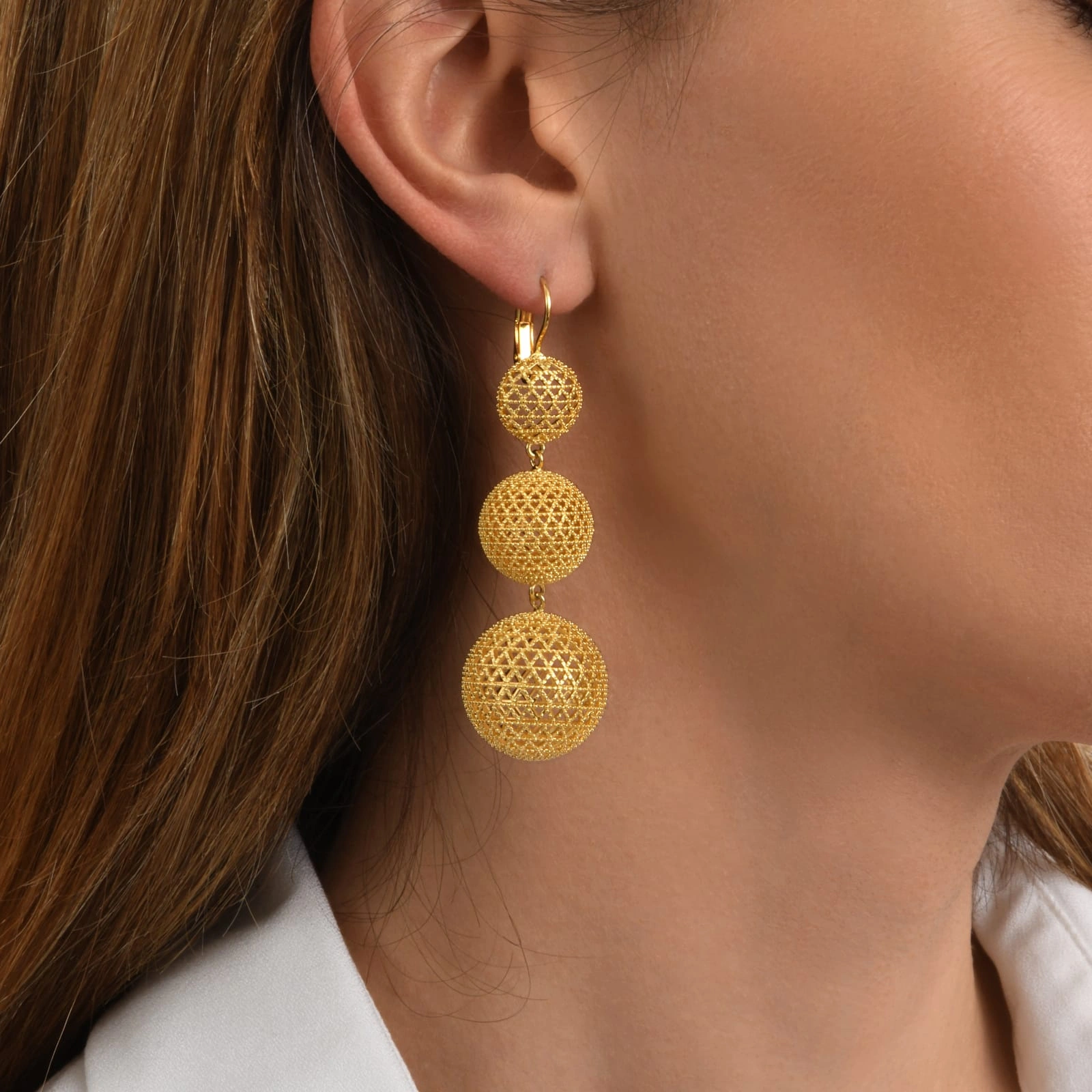 Długie pozłacane kolczyki z ażurowymi kulkami. WYŻSZE SFERY