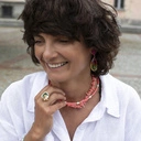 Krótki naszyjnik z malinowych koralików i białych perełek. MUCHACHA