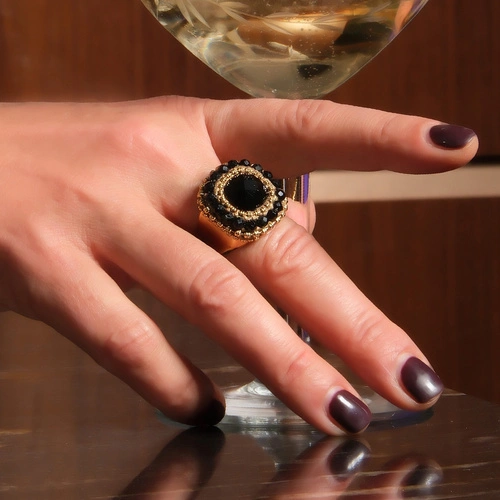 Zlocony pierścień z czarnymi kryształami i łańcuszkami. PAMELA