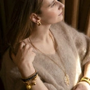 Drobne pozłacane kolczyki o nieregularnej formie. AWANGARDA