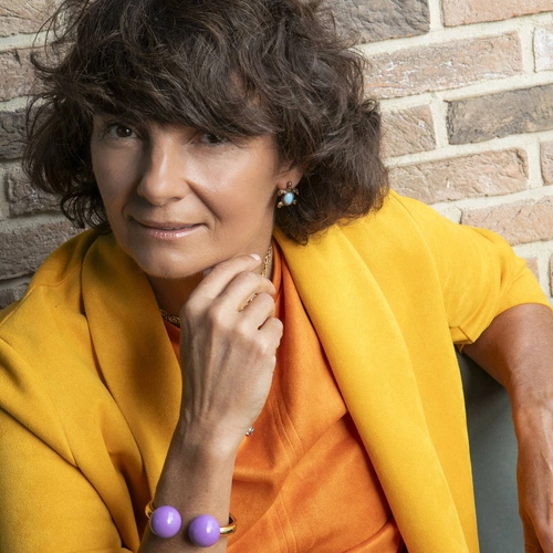 Sztywna złota bransoletka z dwiema fioletowymi kulami. LOVENDA