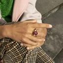 Regulowany pierścionek z dużym bordowym oczkiem. WIOSNĄ SOCZYŚCIE