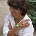 Sztywna bransoletka z kwiatem emaliowanym na zielono. ROZKWITAM