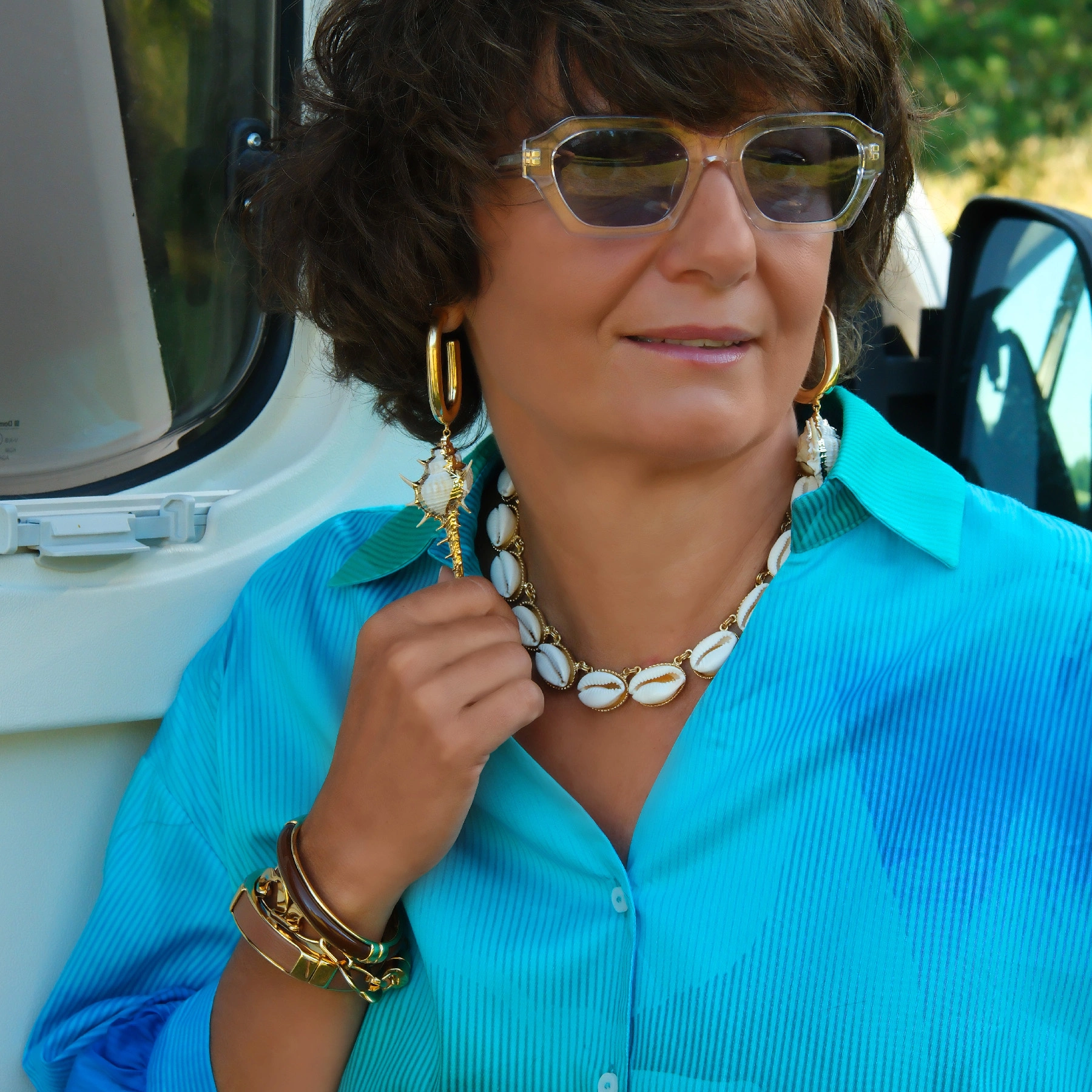 Złocona bransoleta z dekorem z akrylu w kolorze mokka. CAFE MOCCA