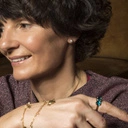 Kolczyki wkrętki z emaliowaną na perłowo kuleczką. UZIEMIONE