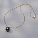 Złocony naszyjnik z perłą w kolorze petrol w koronie. JESTEM SZCZĘŚLIWA