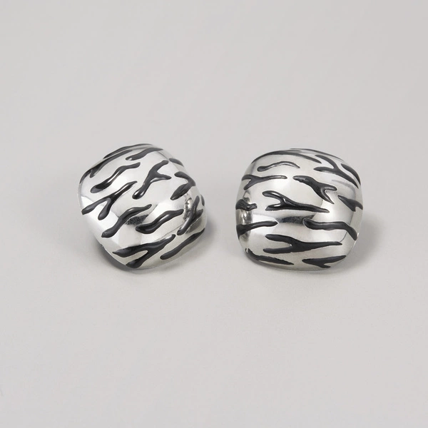 Posrebrzane kolczyki sztyfty z emaliowanymi wzorami. ŻYWE SREBRO