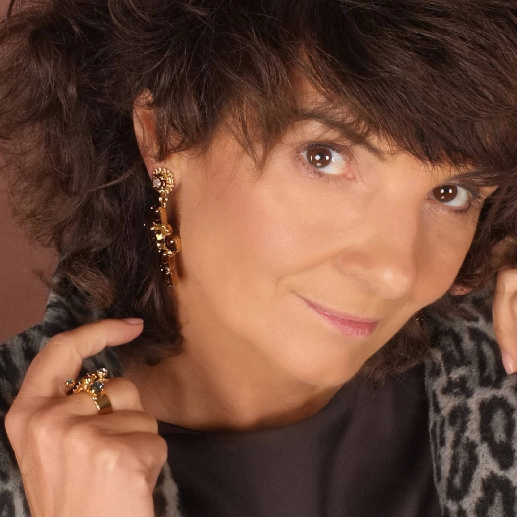 Pozłacane krzyże zdobione brązowymi kryształami. KRÓLOWA BALU