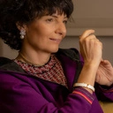 Sztywna, złota bransoletka ozdobiona białą skórką. KLASA W SOBIE