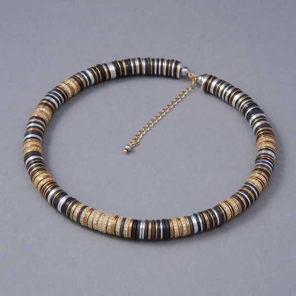 Naszyjnik z czarnych koralików i krążków w złocie i srebrze. PLACE DE LA NATION
