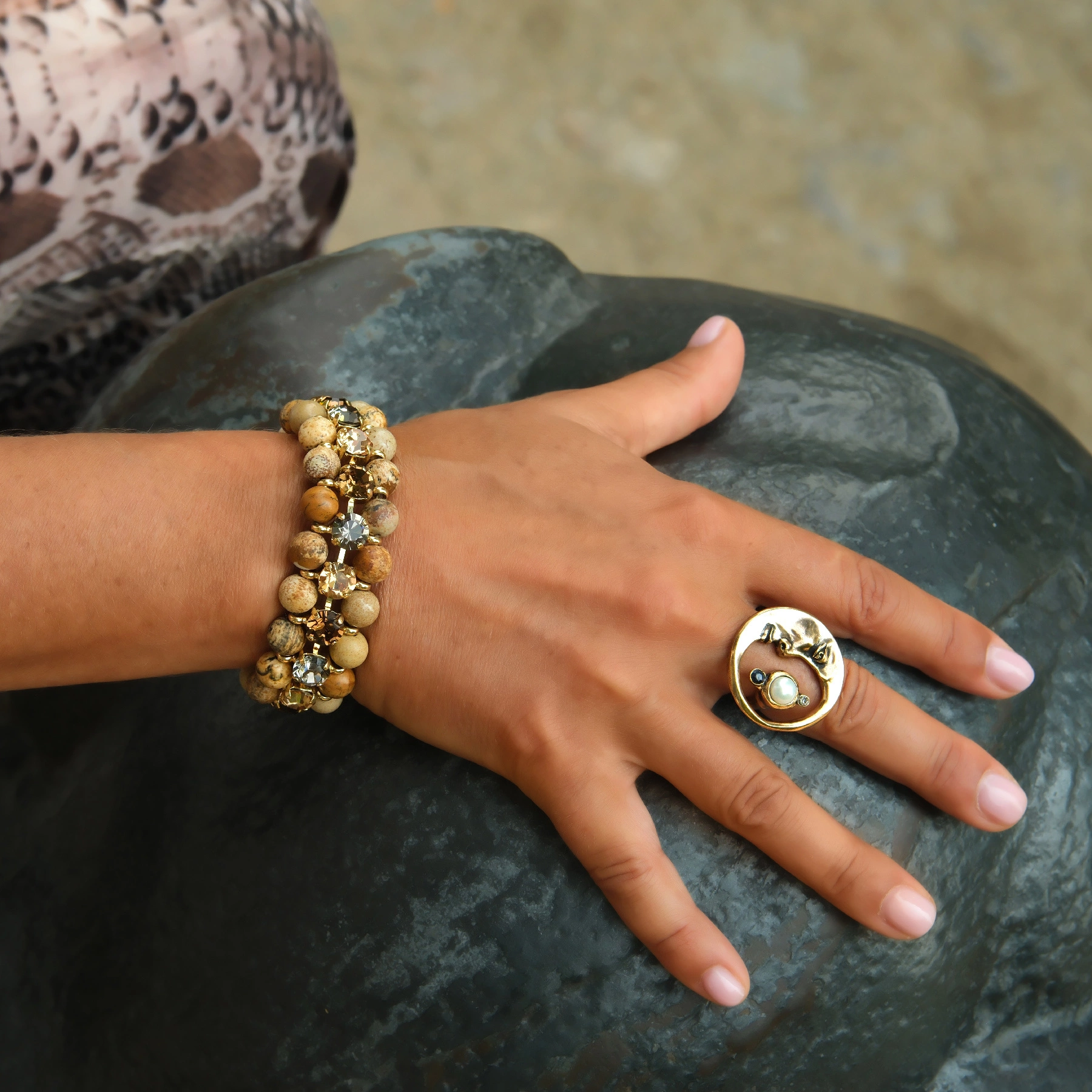 Pozłacany pierścionek z księżycem, perłą i kryształkiem. PERLA DI NOTTE