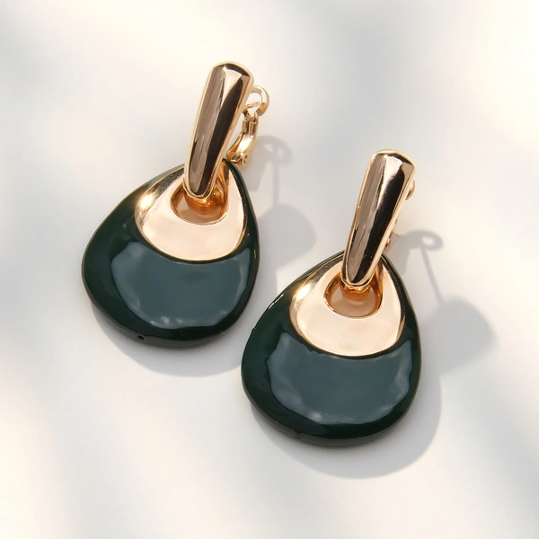 Złocone kolczyki z zawieszką emaliowaną na czarno. ESENCJA NOCY