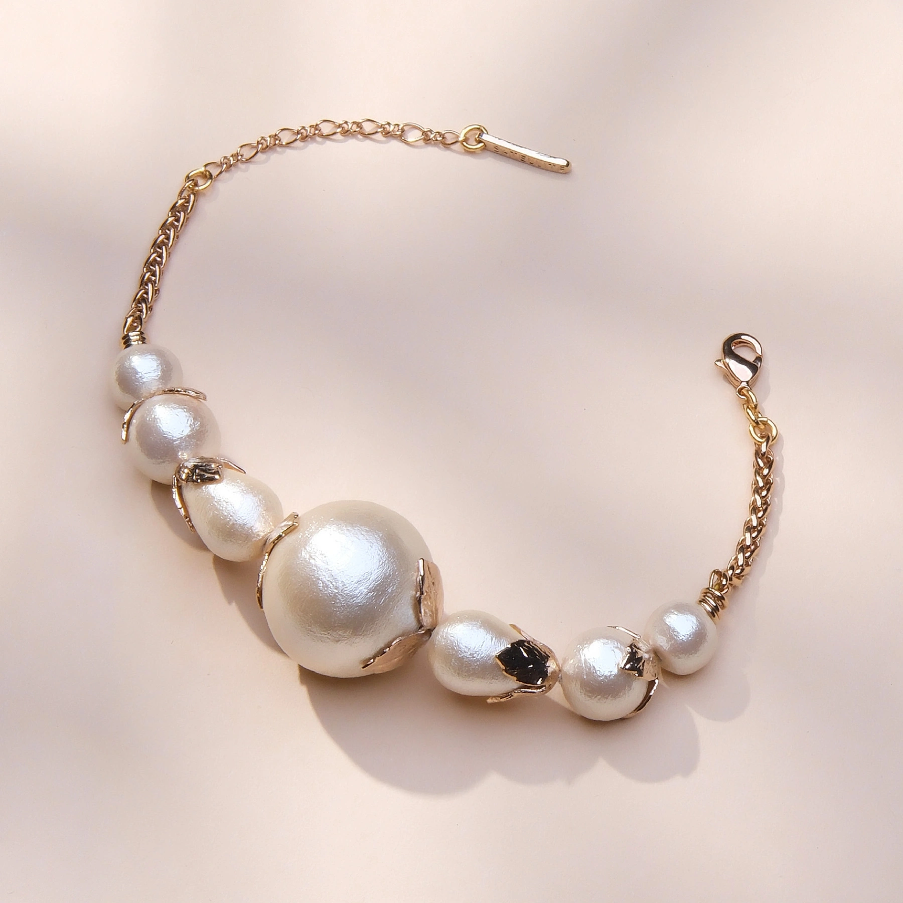 Złocona bransoletka z rzędem perłeł bawełnianych. KSIĘŻNA RIWIERY