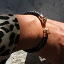 Sztywna skórzana bransoletka ze złotymi głowami panter. POZNAJMY SIĘ